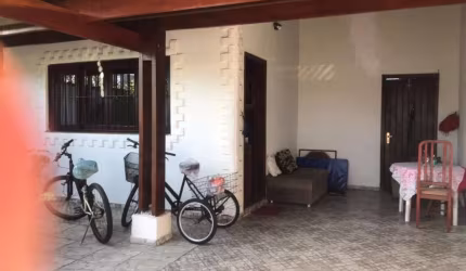 Casa Independente Próxima a Praia da Enseada no Centro de Bertioga com 03 dormitórios.