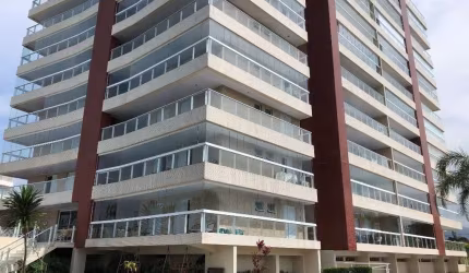 APARTAMENTO EM PREDIO FRENTE AO MAR, COM 2 DORMITÓRIOS MOBILIADO.