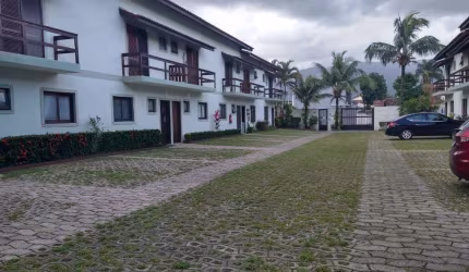 Casa a venda em condomínio fechado com piscina a 150m da praia em Bertioga.