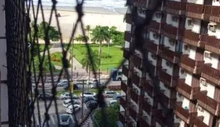 APARTAMENTO NA POMPÉIA 2 DORMITÓRIOS SENDO 1 SUÍTE - VARANDA E VISTA PARCIAL PRO MAR