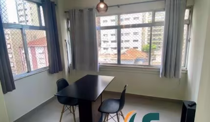 Apartamento Reformado, Porteira Fechada e a Meia Quadra da Praia!