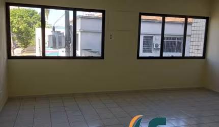 Sala comercial à venda na Vila Mathias, Santos ? 48m², vaga, copa e banheiro. Localização estratégica entre Canal 3 e Ana Costa. Aceita permuta!