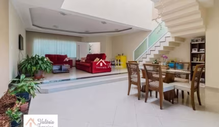 Lindo Sobrado com 3 Suítes e 5 vagas e Piscina, no Bairro Valparaíso