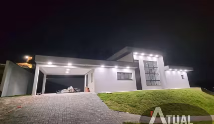 Casa 3 dorm., Condomínio  em Atibaia, junto  natureza