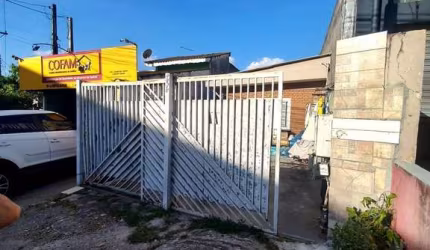 Casa à venda em avenida movimentada em Atibaia.