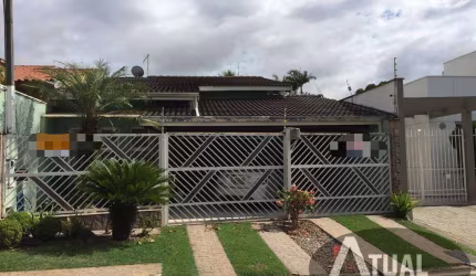 Casa a venda com 141m2 próximo a Av. Lucas Nogueira Garcez.
