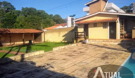 Casa de 337m2 com piscina próximo a Av. Lucas Nogueira Garcez – Atibaia.