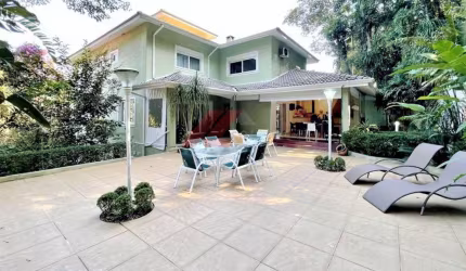 Imponente residência de alto padrão no Altos de São Fernando, Jandira-SP: 4 quartos, 4 suítes, 5 banheiros, 6 vagas, 553,06 m².