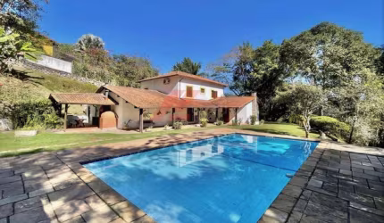 Impecável residência em condomínio, 4 quartos, 2 suítes, 478,70 m², Moinho Velho, Embu das Artes-SP.