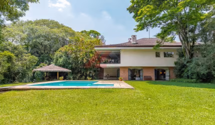 Luxuosa mansão em condomínio no Parque Silvino Pereira, Cotia-SP: 6 quartos, 2 suítes, 6 banheiros, 9 vagas, 721,04m².