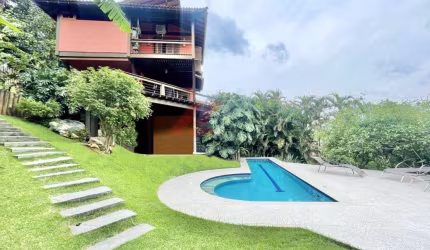 Casa de alto padrão em condomínio no Recanto Impla, Carapicuíba-SP: 3 quartos, 1 suíte, 3 banheiros, 4 vagas, 282,62m².