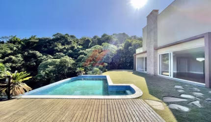 Imponente casa em condomínio na Pousada dos Bandeirantes, Carapicuíba-SP: 4 quartos, 4 suítes, 6 banheiros e 5 vagas!