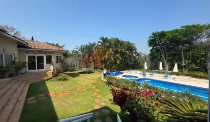 Imponente mansão de luxo no Condomínio Flamboyant B em Atibaia-SP: 5 suítes, 3 salas, 7 banheiros, 8 vagas - 849m².