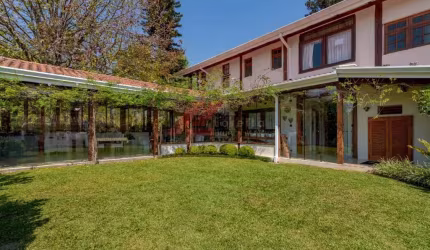 Linda Casa em Condomínio à Venda em Barueri-SP - Bairro Morada dos Pássaros: 4 Quartos, 2 Suítes, 5 Banheiros, 6 Vagas, 1.120 m².