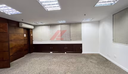 Aluguel de Sala Comercial no Campo Belo: 4 Salas, 4 Banheiros, 4 Vagas de Garagem, 180m² em São Paulo-SP!