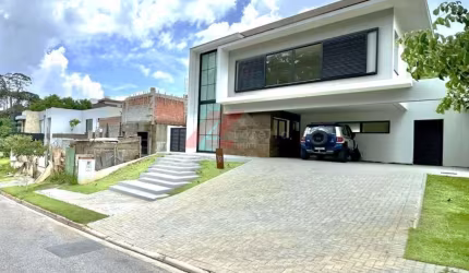 Casa de luxo em condomínio, 3 suítes, 4 vagas na cidade de Embu das Artes-SP - Jardim Colibri - Imperdível!