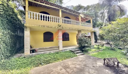 Casa em Condomínio à Venda em Cotia-SP, Jardim Colibri: 3 Quartos, 1 Sala, 3 Banheiros, 10 Vagas de Garagem, 150m²!