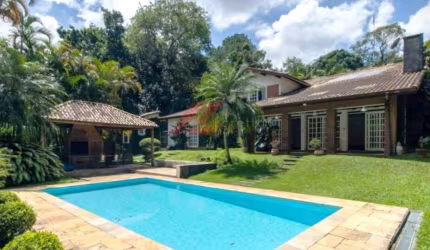 Impecável casa em condomínio com 3 suítes em Chácara Granja Velha, Cotia-SP: 456,60m², 8 vagas, 4 banheiros.