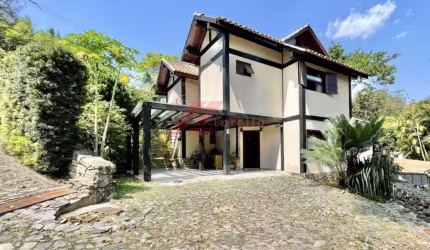 Venda: Casa em Condomínio de Alto Padrão em Carapicuíba-SP, Chácara Santa Lúcia - 3 Quartos, 1 Suíte, 3 Banheiros, 3 Vagas, 183,31 m².