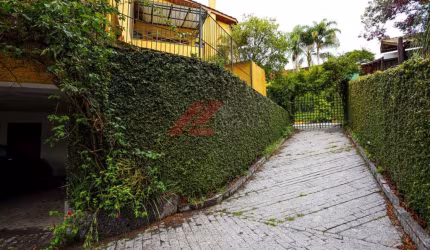 Luxuosa mansão de 4 suítes na Granja Viana II, Cotia-SP: 482m², 2 salas, 7 banheiros, 6 vagas. Imperdível!