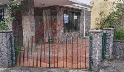 Imperdível casa à venda em São Paulo na Vila Mariana: 5 quartos, 3 banheiros, 3 vagas de garagem, 221m² de área.