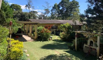 Chácara de Luxo à Venda em Cotia-SP - 3 quartos, 2 suítes, 3 banheiros, 30.831m² na Cachoeira. Imperdível!