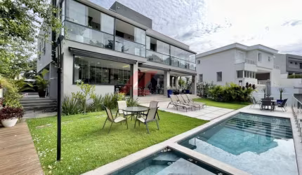 Luxuosa casa em condomínio na Granja Viana, Carapicuíba-SP: 4 quartos, 4 suítes, 5 banheiros, 1 vaga, 513,20 m².