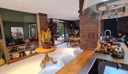 Morumbi - Casa em Condomínio Fechado 400m², Linda e confortável, com 4 suítes convertidas em 2 suítes (possível reverter), cozinha aberta, living amplo, dep. de empregada, 6 banheiros, 4 vagas