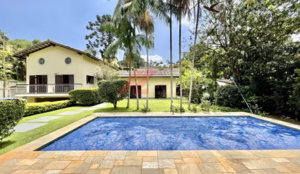 Imperdível casa de 4 quartos, 4 suítes na Chácara Eliana, Cotia-SP: 6 banheiros, 8 vagas e 413,51 m² de área!