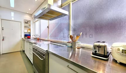 Excelente localização, bem perto do Colégio Dante Alighieri e Av. Paulista este apartamento de 276 m² oferece uma planta que permite ser moldada às necessidades especificas da sua família.