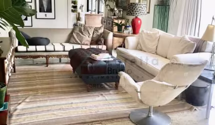 Apartamento cheio de charme com 251 m² úteis