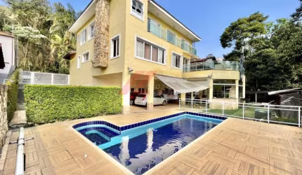 Residência de luxo em condomínio com 4 quartos e 3 suítes na Transurb em Itapevi-SP - 494,50 m², 6 banheiros, 5 vagas.