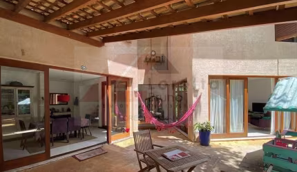 Fazendinha - melhor localização! 3 dormitórios (1 suíte), rústica contemporânea. Um charme de casa! A/T: 787,50m² IPTU (frente: 16,65m) / A/C: 310m