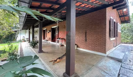 Imperdível oportunidade: Casa à venda em Cotia-SP, Jardim Colibri, com 4 quartos, 1 suíte, 1 sala, 3 banheiros, 10 vagas de garagem e 209,70m² de área.
