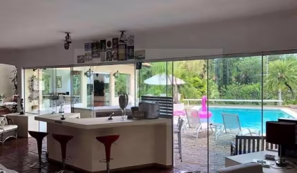 Cond. Granja do Lago - Térrea com estilo! Piscina, adega, vista e apto hóspedes. Estuda permuta por apto em Santos, até R$ 800.000,00
