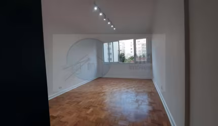 São 80 m2, 2 quartos.