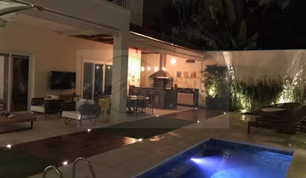 Condomínio com apenas 5 casas, excelente localização - 4 SUÍTES e 8 VAGAS.