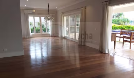 CASA EM RUA FECHADA 750 M² - 5 SUÍTES e 6 VAGAS.