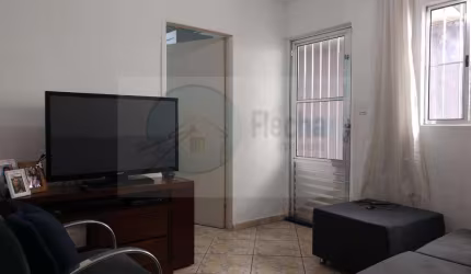 Casa térrea em bom estado - 2 dormitórios e 1 vaga. Edícula com 2 dormitórios.