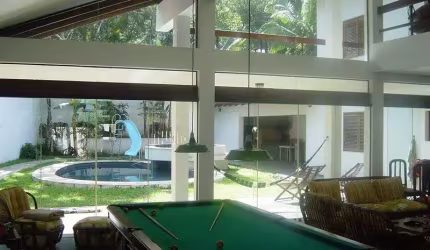 Imperdível residência para até 30 pessoas com 7 quartos na Praia do Tenorio, Ubatuba-SP: 7 suítes, 2 salas, 9 banheiros, 6 vagas de garagem, 600m²!