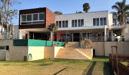 Luxuosa casa para locação em Carapicuíba-SP, bairro Nova Fazendinha: 4 quartos, 4 suítes, 1 sala, 6 banheiros, 3 vagas, 550m².
