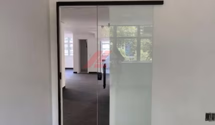 Aluguel de Sala Comercial de 150m² no Condomínio de São Paulo, Cerqueira César: 4 salas, 2 banheiros!
