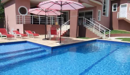 Imponente casa em condomínio na Chácara de La Rocca, 4 suítes, 4 salas, 8 banheiros, 14 vagas, 620,45m² - Carapicuíba-SP