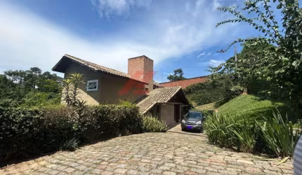 Imperdível casa em condomínio na Chácara dos Lagos, Carapicuíba-SP! 3 quartos, 1 suite, 1 sala, 3 banheiros, 3 vagas de garagem, 355,00 m² de área.