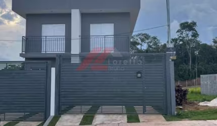 Excelente oportunidade! Casa em condomínio à venda em Cotia-SP, bairro Água Espraiada. Com 3 quartos, 1 suíte, 1 sala, 2 banheiros, 2 vagas de garagem e 96,25 m² de área. Confira!