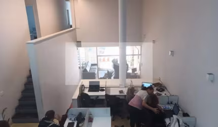 Casa Comercial para Locação na Vila Andrade, São Paulo-SP: 5 Quartos, 2 Suítes, 4 Salas, 5 Banheiros, 2 Vagas de Garagem, 250m².