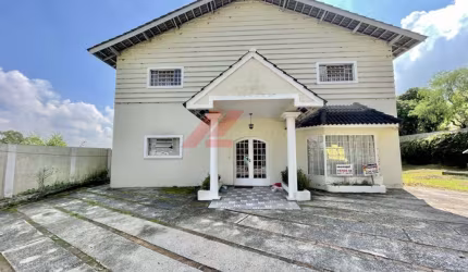 Casa comercial à venda na Granja Viana II em Cotia-SP: 5 salas, 4 banheiros, 4 vagas de garagem, 228,60 m² de área.