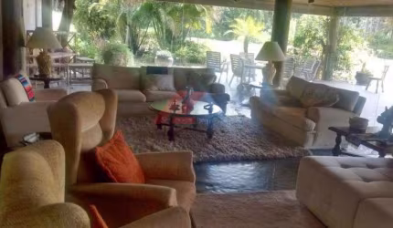 Imperdível oportunidade: Casa de alto padrão à venda em Itapevi-SP, no Jardim Mirador, com 5 quartos, 1 suíte, 2 banheiros, 9 vagas e 300m².