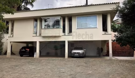 Casa de luxo em condomínio à venda em Cotia-SP, 4 quartos, 2 suítes, 5 banheiros, 13 vagas de garagem, 587,50 m².