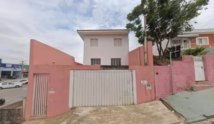 CASA À VENDA COM 3 QUARTOS, SENDO 1 SUÍTE NA VILA MARIETA EM CAMPINAS-SP.
